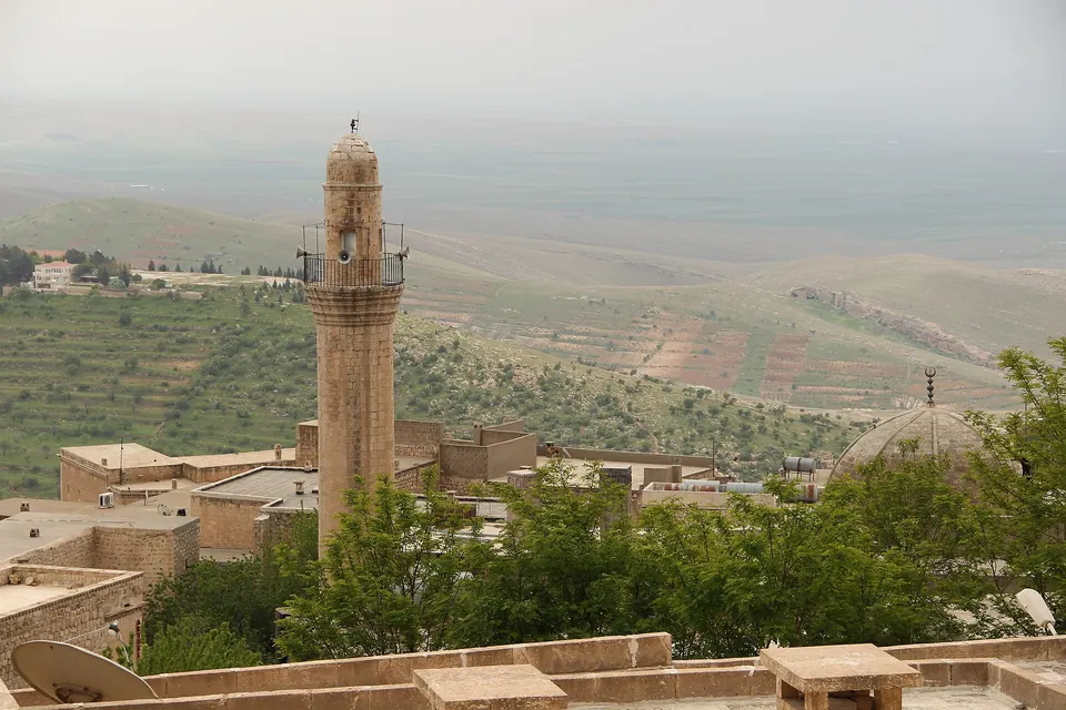 Eski Mardin’in taş yapıları ve arkalarında uzanan ova